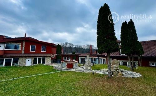 MARIÁNKA - TOP PONUKA PENZÓN S 13 IZBAMI, VINÁREŇ, BAZÉN, ALTÁNOK - SUPER STAV.