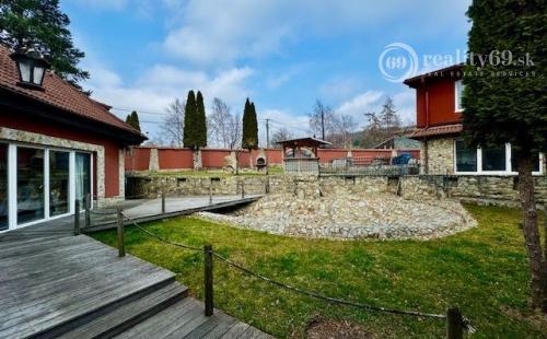 MARIÁNKA - TOP PONUKA PENZÓN S 13 IZBAMI, VINÁREŇ, BAZÉN, ALTÁNOK - SUPER STAV.