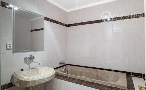 MARIÁNKA - TOP PONUKA PENZÓN S 13 IZBAMI, VINÁREŇ, BAZÉN, ALTÁNOK - SUPER STAV.