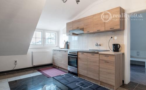 MARIÁNKA - TOP PONUKA PENZÓN S 13 IZBAMI, VINÁREŇ, BAZÉN, ALTÁNOK - SUPER STAV.