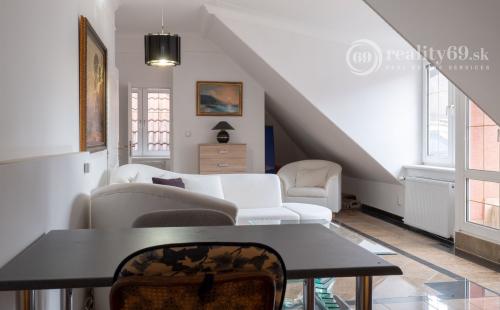 MARIÁNKA - TOP PONUKA PENZÓN S 13 IZBAMI, VINÁREŇ, BAZÉN, ALTÁNOK - SUPER STAV.