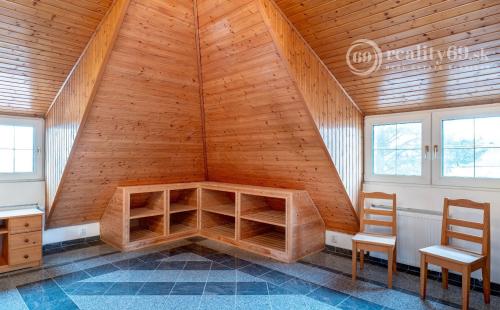 MARIÁNKA - TOP PONUKA PENZÓN S 13 IZBAMI, VINÁREŇ, BAZÉN, ALTÁNOK - SUPER STAV.