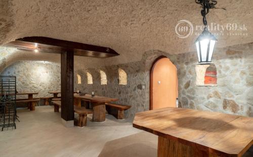 MARIÁNKA - TOP PONUKA PENZÓN S 13 IZBAMI, VINÁREŇ, BAZÉN, ALTÁNOK - SUPER STAV.