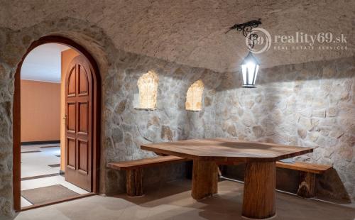 MARIÁNKA - TOP PONUKA PENZÓN S 13 IZBAMI, VINÁREŇ, BAZÉN, ALTÁNOK - SUPER STAV.