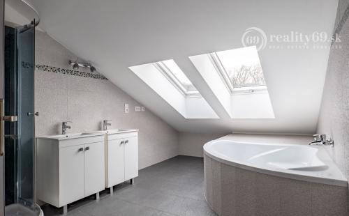 MARIÁNKA - MEZONETOVÝ 4 IZBOVÝ BYT 170 M2 S TERASOU.