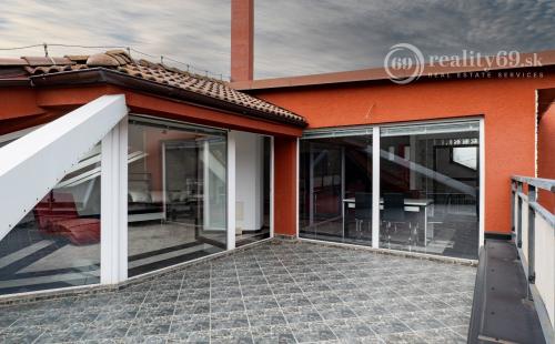 MARIÁNKA - MEZONETOVÝ 4 IZBOVÝ BYT 170 M2 S TERASOU.