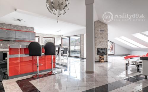 MARIÁNKA - MEZONETOVÝ 4 IZBOVÝ BYT 170 M2 S TERASOU.