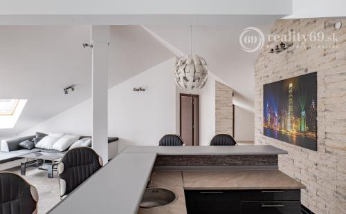 MARIÁNKA - MEZONETOVÝ 4 IZBOVÝ BYT 170 M2 S TERASOU.