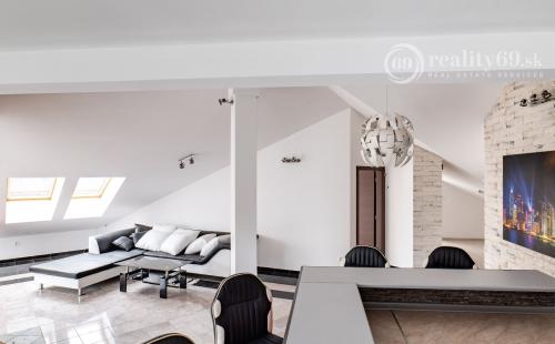 MARIÁNKA - MEZONETOVÝ 4 IZBOVÝ BYT 170 M2 S TERASOU.