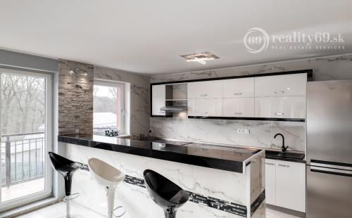 REZERVOVANÉ - MARIÁNKA - PEKNÝ 3 IZBOVÝ BYT 108 M2 S KRÁSNYM VÝHĽADOM.