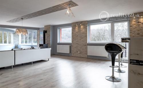 REZERVOVANÉ - MARIÁNKA - PEKNÝ 3 IZBOVÝ BYT 108 M2 S KRÁSNYM VÝHĽADOM.