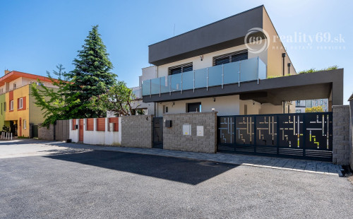 JUH - LUXUSNÁ NOVOSTAVBA 5 IZBOVÉHO RD V TOP LOKALITE