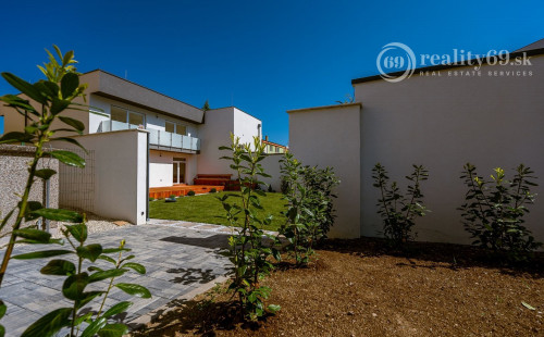 JUH - LUXUSNÁ NOVOSTAVBA 5 IZBOVÉHO RD V TOP LOKALITE