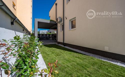 JUH - LUXUSNÁ NOVOSTAVBA 5 IZBOVÉHO RD V TOP LOKALITE