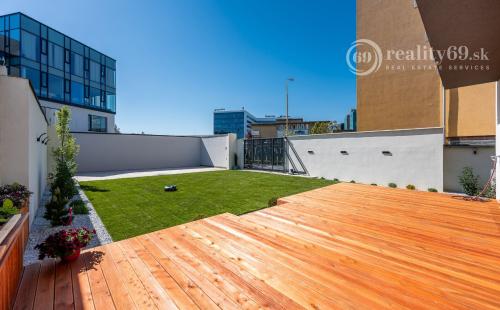 JUH - LUXUSNÁ NOVOSTAVBA 5 IZBOVÉHO RD V TOP LOKALITE