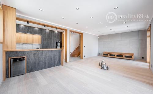 JUH - LUXUSNÁ NOVOSTAVBA 5 IZBOVÉHO RD V TOP LOKALITE