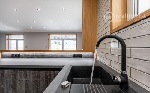 JUH - LUXUSNÁ NOVOSTAVBA 5 IZBOVÉHO RD V TOP LOKALITE