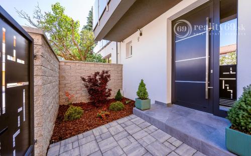 JUH - LUXUSNÁ NOVOSTAVBA 5 IZBOVÉHO RD V TOP LOKALITE