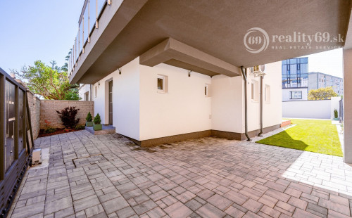 JUH - LUXUSNÁ NOVOSTAVBA 5 IZBOVÉHO RD V TOP LOKALITE