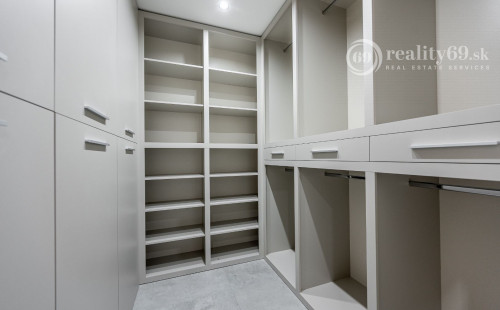 JUH - LUXUSNÁ NOVOSTAVBA 5 IZBOVÉHO RD V TOP LOKALITE