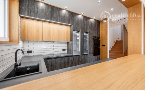 JUH - LUXUSNÁ NOVOSTAVBA 5 IZBOVÉHO RD V TOP LOKALITE