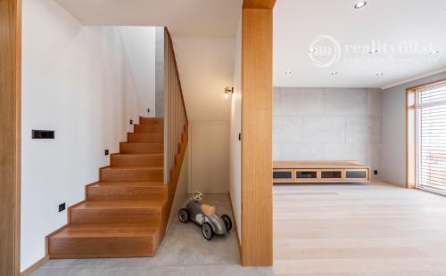 JUH - LUXUSNÁ NOVOSTAVBA 5 IZBOVÉHO RD V TOP LOKALITE