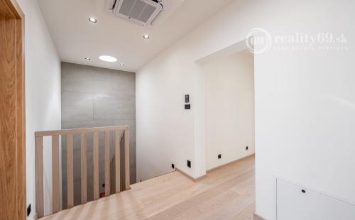 JUH - LUXUSNÁ NOVOSTAVBA 5 IZBOVÉHO RD V TOP LOKALITE