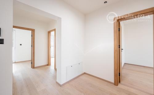 JUH - LUXUSNÁ NOVOSTAVBA 5 IZBOVÉHO RD V TOP LOKALITE