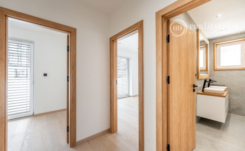 JUH - LUXUSNÁ NOVOSTAVBA 5 IZBOVÉHO RD V TOP LOKALITE