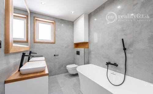 JUH - LUXUSNÁ NOVOSTAVBA 5 IZBOVÉHO RD V TOP LOKALITE