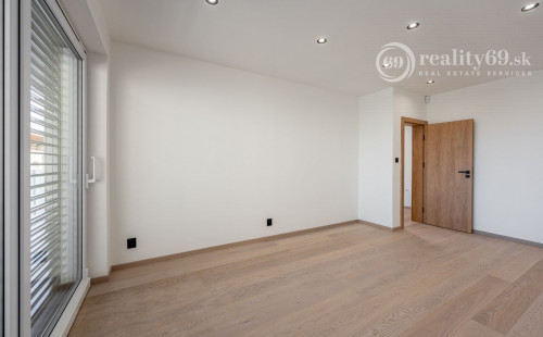 JUH - LUXUSNÁ NOVOSTAVBA 5 IZBOVÉHO RD V TOP LOKALITE