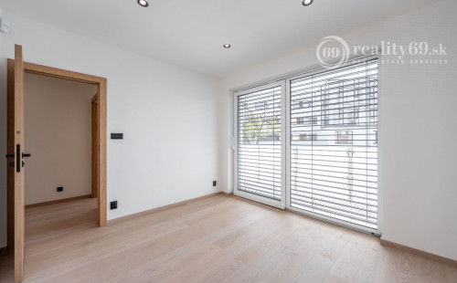 JUH - LUXUSNÁ NOVOSTAVBA 5 IZBOVÉHO RD V TOP LOKALITE