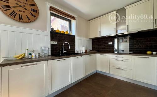 ROZHANOVCE - 3 IZBOVÝ MODERNÝ RD S TERASOU, NOVOSTAVBA KOMPLETNE ZARIADENÁ.