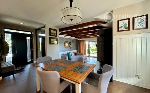 ROZHANOVCE - 3 IZBOVÝ MODERNÝ RD S TERASOU, NOVOSTAVBA KOMPLETNE ZARIADENÁ.