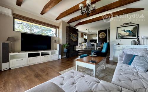 ROZHANOVCE - 3 IZBOVÝ MODERNÝ RD S TERASOU, NOVOSTAVBA KOMPLETNE ZARIADENÁ.