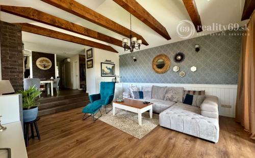 ROZHANOVCE - 3 IZBOVÝ MODERNÝ RD S TERASOU, NOVOSTAVBA KOMPLETNE ZARIADENÁ.