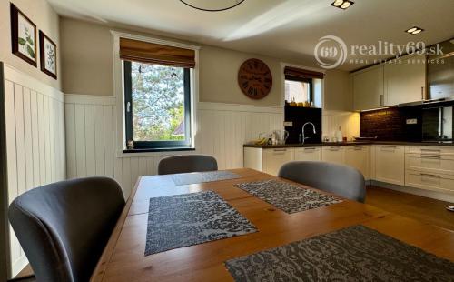 ROZHANOVCE - 3 IZBOVÝ MODERNÝ RD S TERASOU, NOVOSTAVBA KOMPLETNE ZARIADENÁ.