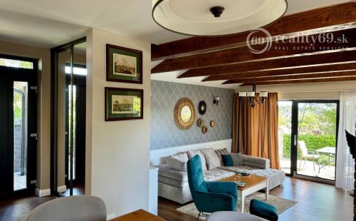 ROZHANOVCE - 3 IZBOVÝ MODERNÝ RD S TERASOU, NOVOSTAVBA KOMPLETNE ZARIADENÁ.