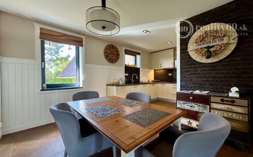 ROZHANOVCE - 3 IZBOVÝ MODERNÝ RD S TERASOU, NOVOSTAVBA KOMPLETNE ZARIADENÁ.