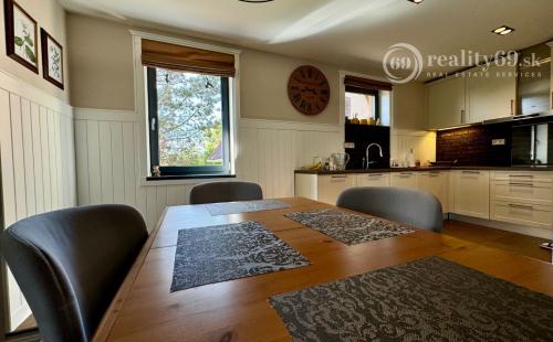 ROZHANOVCE - 3 IZBOVÝ MODERNÝ RD S TERASOU, NOVOSTAVBA KOMPLETNE ZARIADENÁ.