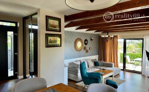 ROZHANOVCE - 3 IZBOVÝ MODERNÝ RD S TERASOU, NOVOSTAVBA KOMPLETNE ZARIADENÁ.