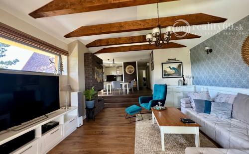 ROZHANOVCE - 3 IZBOVÝ MODERNÝ RD S TERASOU, NOVOSTAVBA KOMPLETNE ZARIADENÁ.