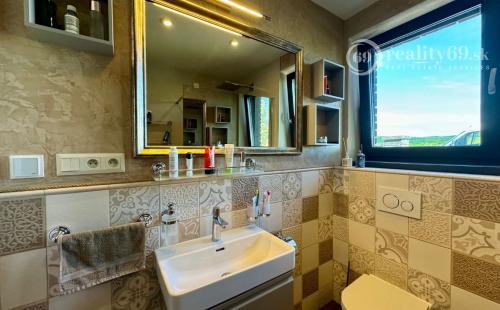 ROZHANOVCE - 3 IZBOVÝ MODERNÝ RD S TERASOU, NOVOSTAVBA KOMPLETNE ZARIADENÁ.