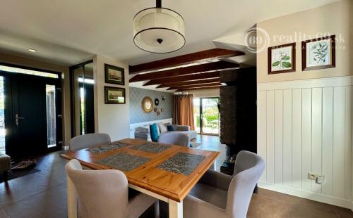 ROZHANOVCE - 3 IZBOVÝ MODERNÝ RD S TERASOU, NOVOSTAVBA KOMPLETNE ZARIADENÁ.