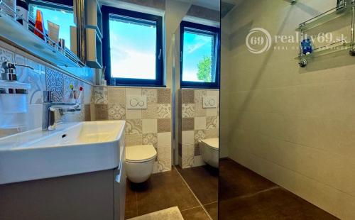 ROZHANOVCE - 3 IZBOVÝ MODERNÝ RD S TERASOU, NOVOSTAVBA KOMPLETNE ZARIADENÁ.