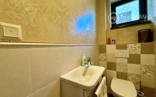 ROZHANOVCE - 3 IZBOVÝ MODERNÝ RD S TERASOU, NOVOSTAVBA KOMPLETNE ZARIADENÁ.