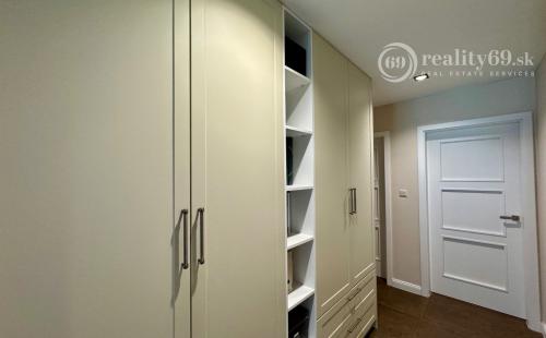 ROZHANOVCE - 3 IZBOVÝ MODERNÝ RD S TERASOU, NOVOSTAVBA KOMPLETNE ZARIADENÁ.