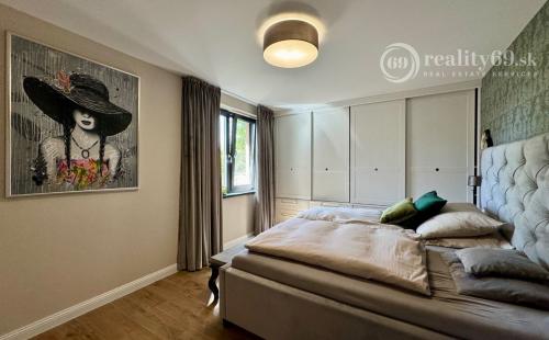 ROZHANOVCE - 3 IZBOVÝ MODERNÝ RD S TERASOU, NOVOSTAVBA KOMPLETNE ZARIADENÁ.