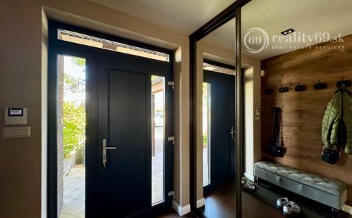 ROZHANOVCE - 3 IZBOVÝ MODERNÝ RD S TERASOU, NOVOSTAVBA KOMPLETNE ZARIADENÁ.