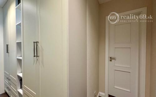 ROZHANOVCE - 3 IZBOVÝ MODERNÝ RD S TERASOU, NOVOSTAVBA KOMPLETNE ZARIADENÁ.